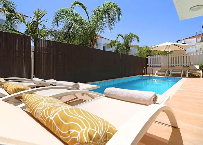 Artemis - 30m From Pernera Villa Protaras