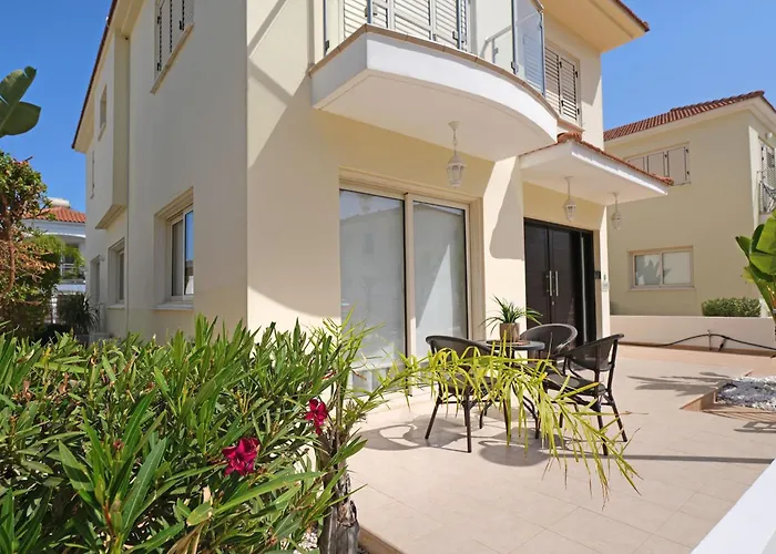 Villa Artemis - 30m From Pernera Protarász